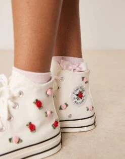 Converse Hearts Chuck 70 Hi Trainers In White With Roses For Women 11 Converse Hearts Chuck 70 Hi Trainers In White With Roses For Women -Converse Shop 207333887 4