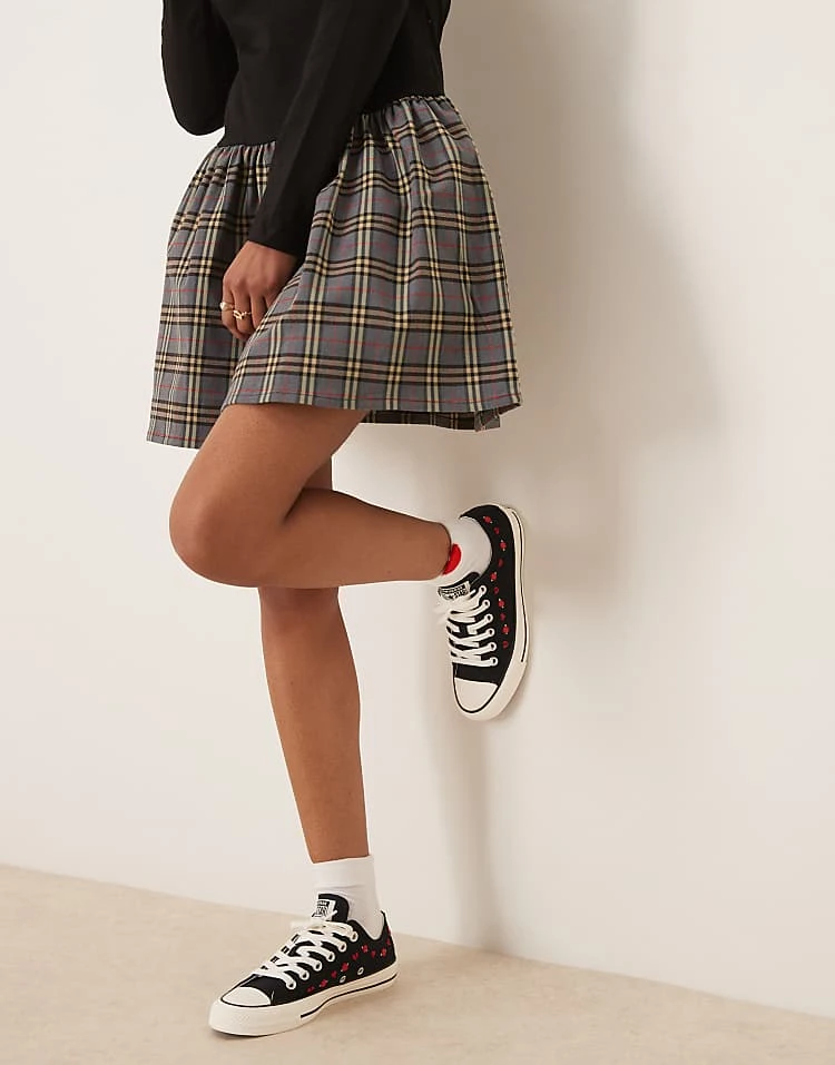 Converse Hearts Chuck Taylor Ox Trainers In Black With Roses For Women 7 Converse Hearts Chuck Taylor Ox Trainers In Black With Roses For Women - Image 5